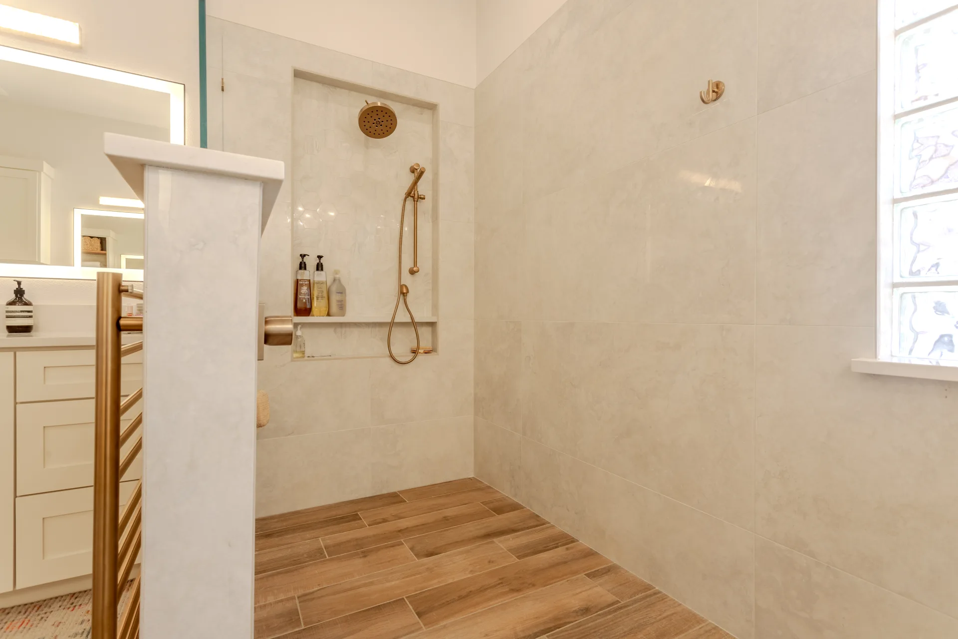 Crestview Dr — photo 1